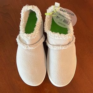 OOFOS OOcoozie Recovery Slippers